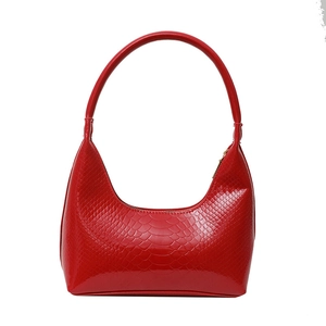Borsa a spalla hobo rossa lucida con motivo a coccodrillo dal design vintage