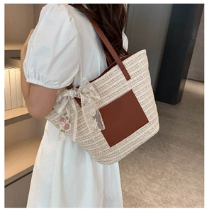 Sac cabas en paille avec bandoulières en cuir marron et nœud en dentelle florale