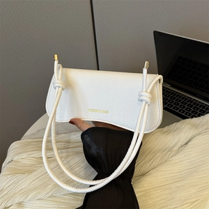 Sac sous le bras minimaliste blanc en similicuir avec texture crocodile et bandoulière