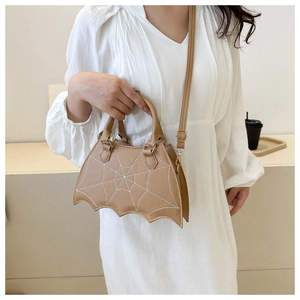 Borsa cachi a forma di pipistrello con ricamo a ragnatela e pratica tracolla regolabile