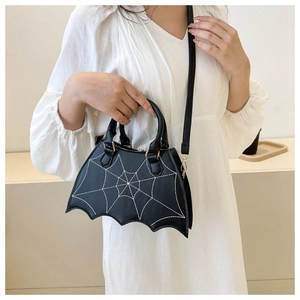 Dettaglio borsa gotica a pipistrello con ricamo ragnatela e finiture dorate
