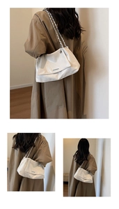 Détail du grand sac cabas en cuir crème avec texture plissée et bandoulière en chaîne