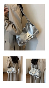Détail de la bandoulière en chaîne argentée et du similicuir plissé sur ce grand sac