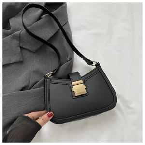 Vue détaillée du sac en cuir mat noir avec boucle métallique carrée dorée élégante