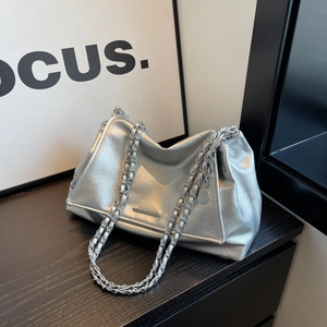 Sac à épaule en similicuir argenté texturé avec bandoulières chaîne et plaque de logo