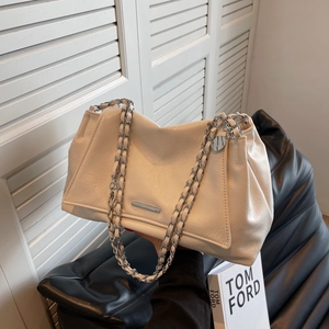 Sac fourre-tout chic en cuir plissé beige avec chaîne argentée et pendentif en métal