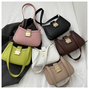 Collezione di borse sottobraccio quadrate in sei colori con eleganti fibbie dorate
