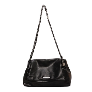 Sac à bandoulière noir classique avec chaîne argentée et texture en similicuir poli