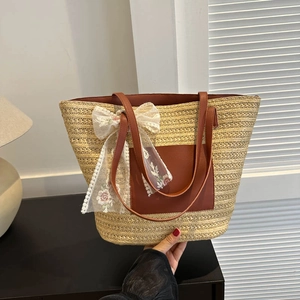 Grand cabas en paille avec poche en cuir marron et nœud floral en dentelle pour la plage