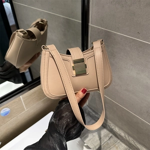Sac à main demi-lune chic en cuir beige avec bandoulière large et boucle dorée