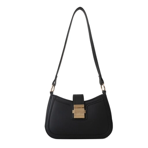 Sac à bandoulière hobo noir minimaliste doté d'un élégant fermoir en métal doré rectangulaire