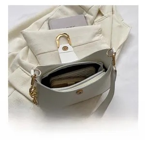 Vue intérieure d'un sac hobo en cuir blanc montrant la capacité et les détails dorés