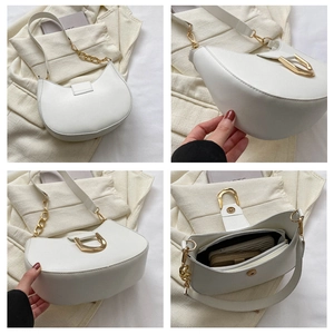 Vue détaillée du sac bandoulière demi-lune blanc avec boucle dorée et chaîne