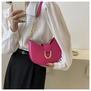 Détail du sac à bandoulière demi-lune rose rouge avec boucle fer à cheval dorée