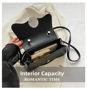 Capacité interne du sac à bandoulière noir à motif crocodile avec téléphone et portefeuille