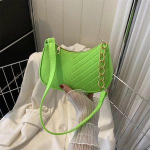 Sac à bandoulière matelassé vert chic avec chaîne dorée et bandoulière réglable pour femme