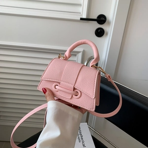 Mini sac à main rose texture litchi avec fine bandoulière porté à la main pour femmes