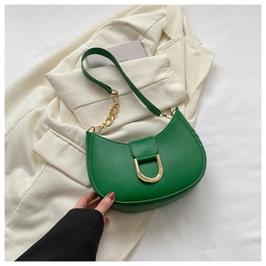 Détail du sac sous le bras croissant vert avec boucle en D dorée et chaîne