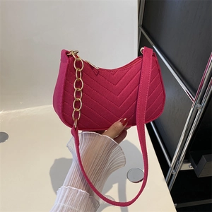 Sac bandoulière en velours côtelé rose vif avec matelassage en V et chaîne dorée