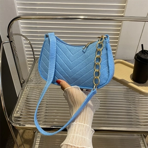 Sac hobo matelassé bleu clair avec chaîne dorée et style rétro minimaliste chic