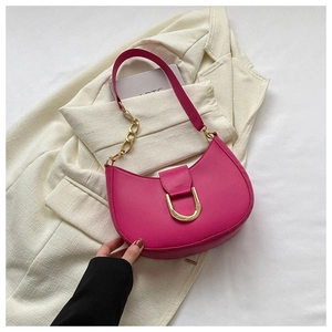 Détail du sac demi-lune rose avec boucle en D dorée et bandoulière en chaîne