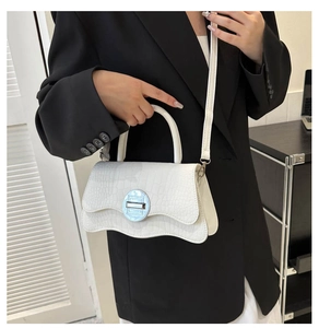 Sac bandoulière blanc en similicuir à texture crocodile et détail de fond ondulé