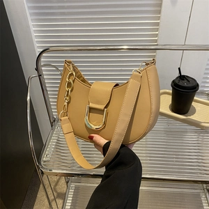 Sac croissant minimaliste en cuir kaki avec boucle en D dorée et bandoulière en chaîne