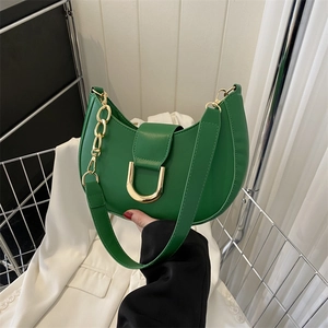 Sac bandoulière demi-lune vert avec boucle en U dorée et chaîne métallique chic
