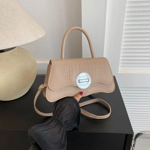 Sac à main minimaliste beige à texture crocodile avec boucle argentée et bandoulière