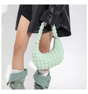 Dettaglio borsa a mano verde menta con trapuntatura a bolle 3D e forma a mezzaluna