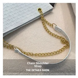 Detalle de bolso tejido con cadena dorada sobre una superficie beige suave