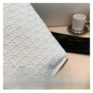 Primer plano de la textura tejida de este bolso tote blanco de gran capacidad