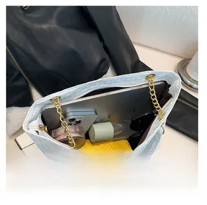 Vista superior del amplio interior del bolso tote blanco mostrando espacio para accesorios