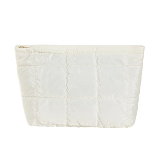 Trousse de maquillage matelassée blanche avec fini brillant et fermeture éclair en métal