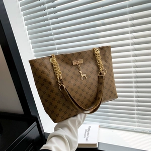 Borsa tote marrone con monogramma, catena dorata e pendente a forma di cervo