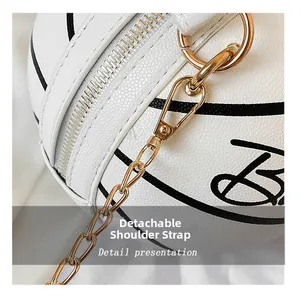 Détail d'un sac basket blanc, texture litchi avec bandoulière chaîne dorée amovible