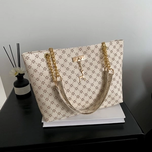Grande borsa tote beige con stampe vintage, tracolla a catena dorata e ciondolo a cervo