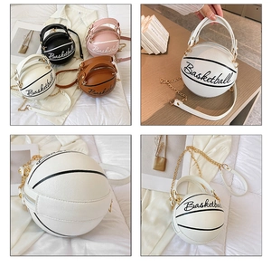 Détails de sacs basket-ball en blanc, noir, rose et marron avec chaînes dorées chic