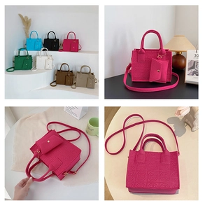Vue détaillée du sac en feutre avec texture à pois et petite pochette amovible assortie