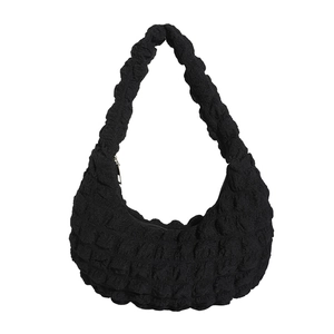 Borsa a spalla nera con trama a bolle e forma a mezzaluna con chiusura a zip