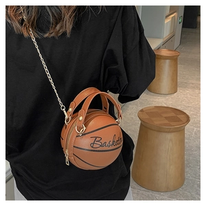 Détail du sac à bandoulière créatif en forme de basket en cuir marron avec chaîne dorée