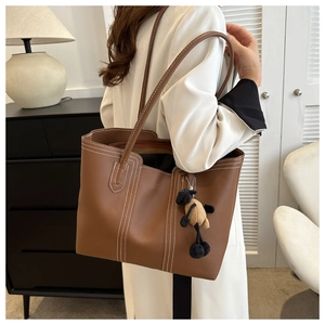Borsa tote marrone in similpelle con cuciture bianche a contrasto e ciondolo a forma di pecora