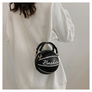 Détail d'un sac basket noir créatif avec lettrage blanc et bandoulière chaîne dorée