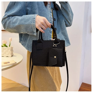 Détail du sac cabas noir gaufré avec petit porte-monnaie et bandoulière amovible
