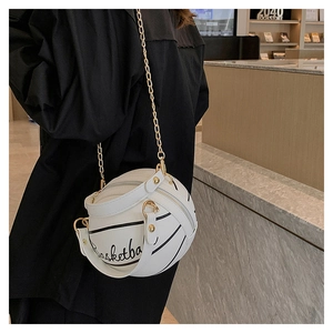 Détail d'un sac à main blanc en forme de basket avec chaîne dorée et fermeture éclair