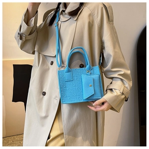Détail du sac bandoulière matelassé bleu vif avec mini pochette assortie et bandoulière