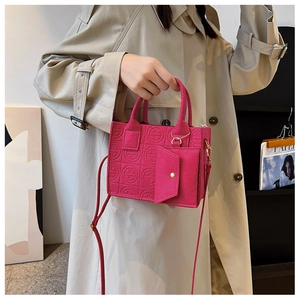 Sac à main magenta gaufré avec textures rondes et petit porte-monnaie assorti