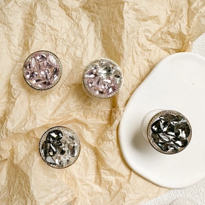 Vue macro de strass en cristal sur supports rétractables pour téléphone rose et gris