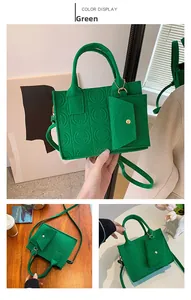 Détail du sac à main en feutre vert avec motif en relief et mini porte-monnaie amovible