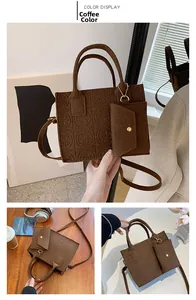 Détail du sac en feutre marron café avec texture gaufrée et mini pochette assortie